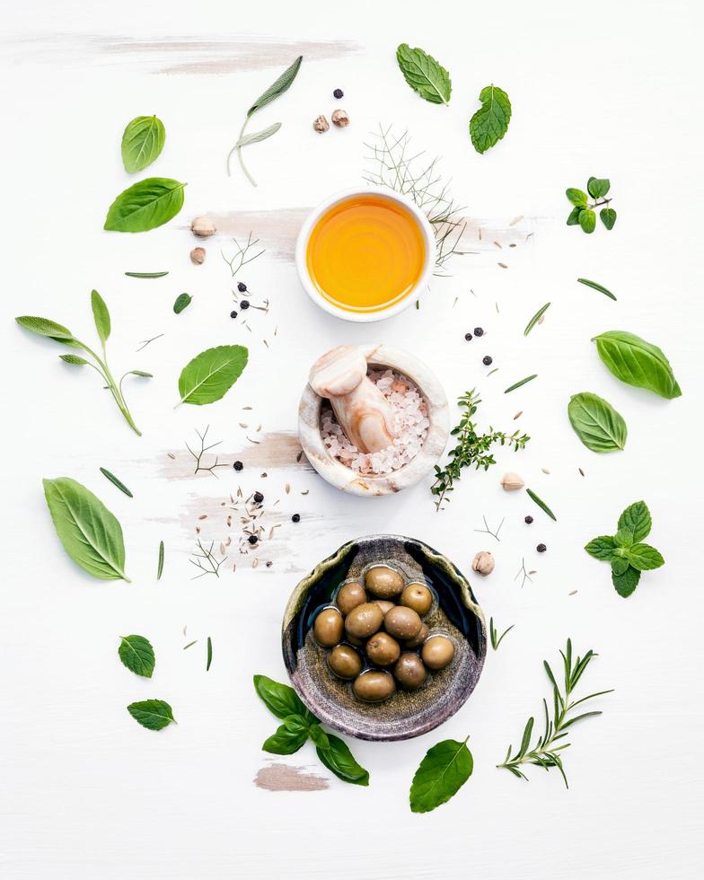 bovenaanzicht van het koken van ingrediënten op een armoedige witte achtergrond foto