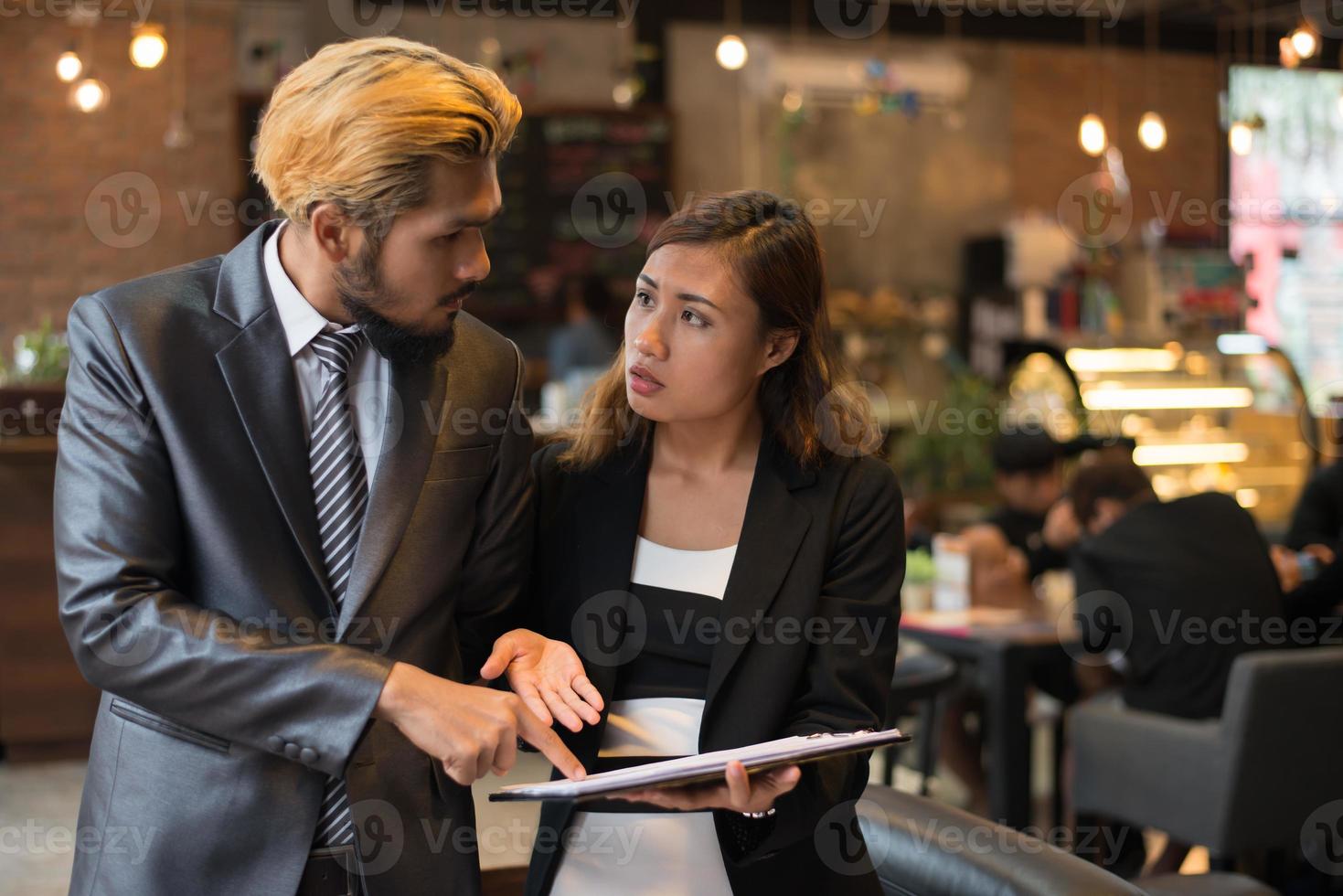 business team dat werkt bij coffeeshop foto