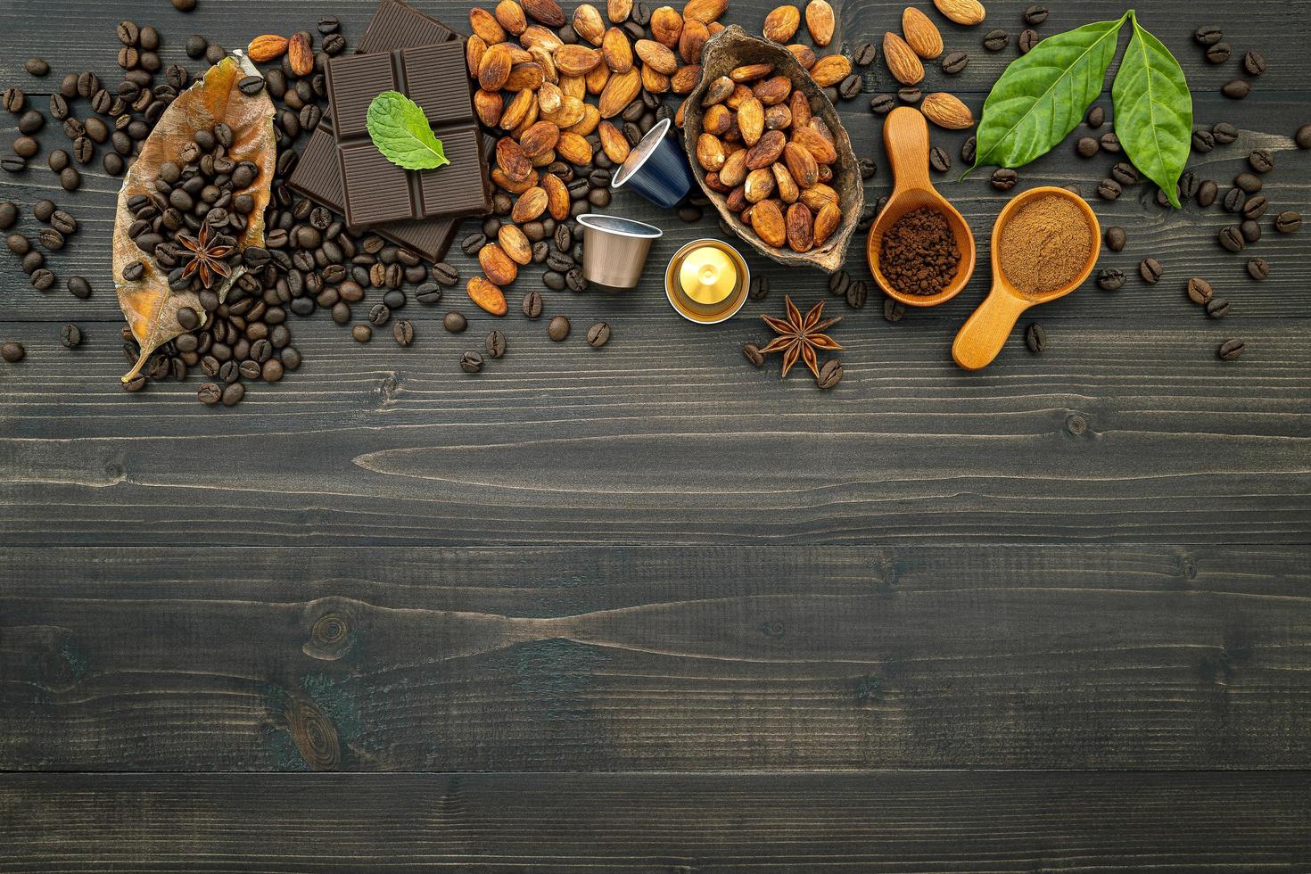 koffie en chocolade met kruiden op een donkere houten achtergrond foto