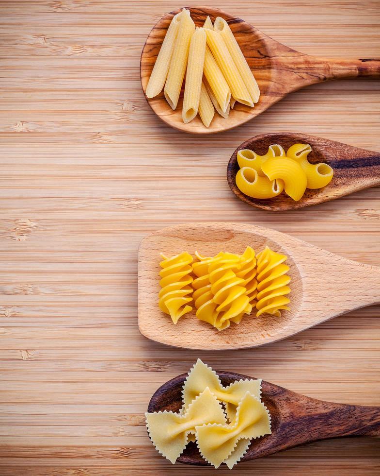 pasta op houten lepels foto