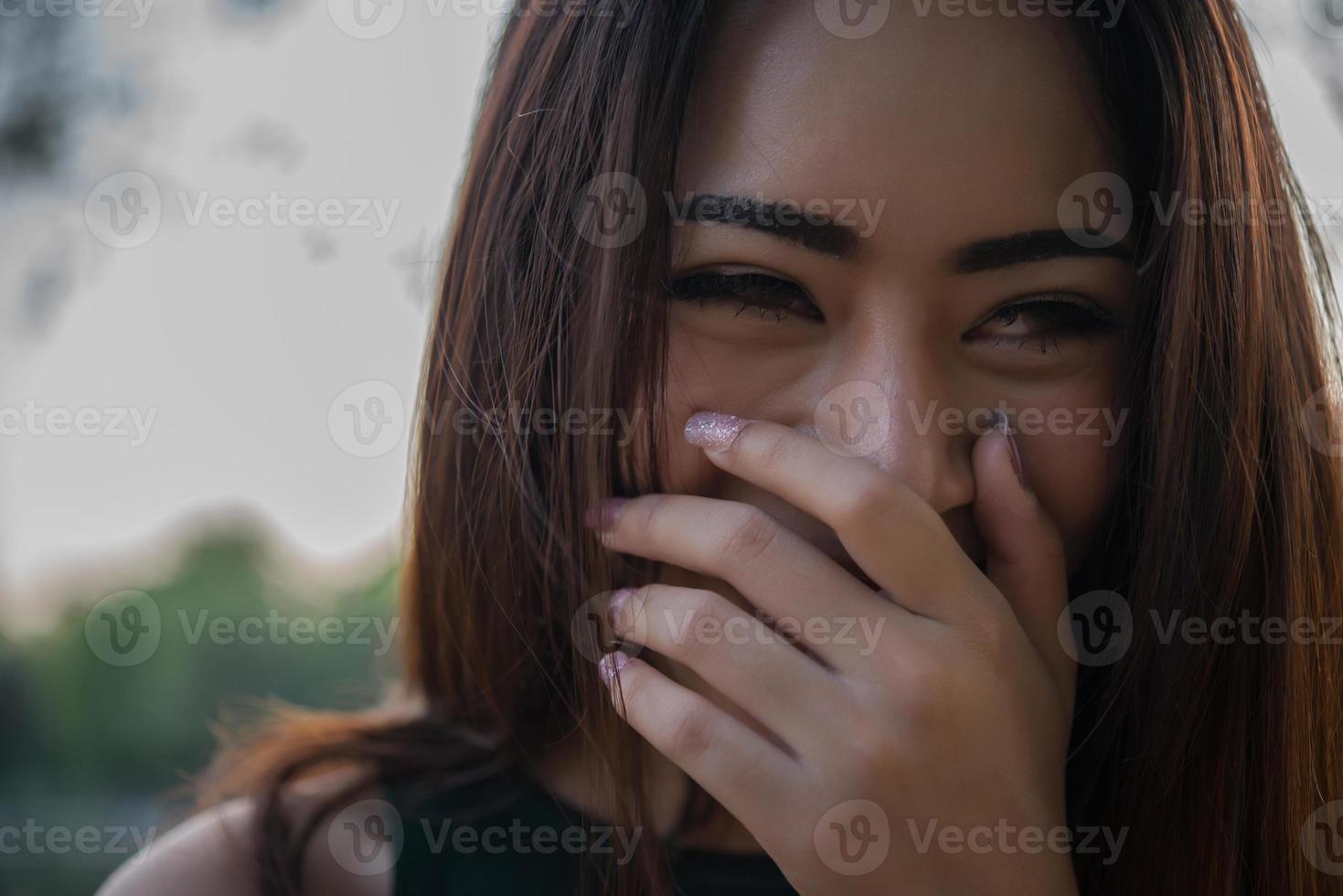 portret van een lachend meisje ontspannen in een natuurpark buitenshuis foto