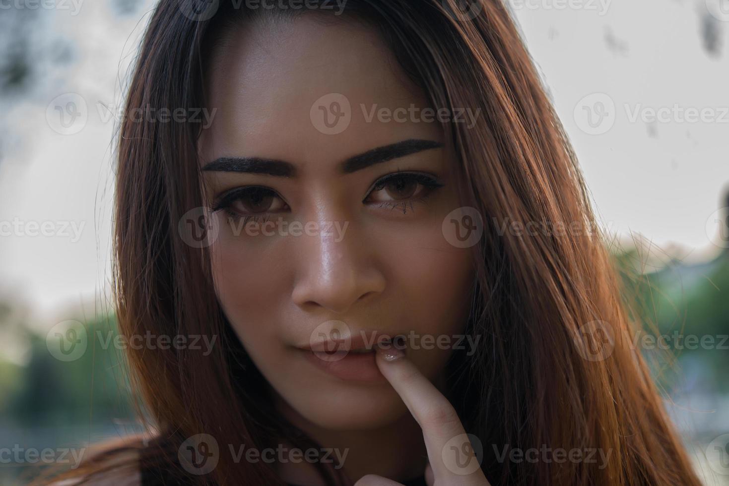 portret van een lachend meisje ontspannen in een natuurpark buitenshuis foto