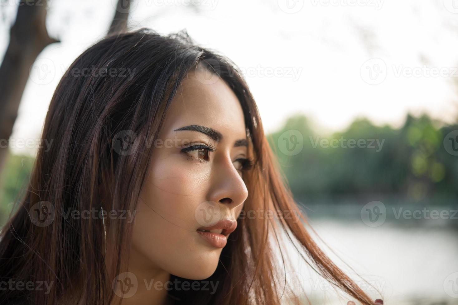 portret van een lachend meisje ontspannen in een natuurpark buitenshuis foto