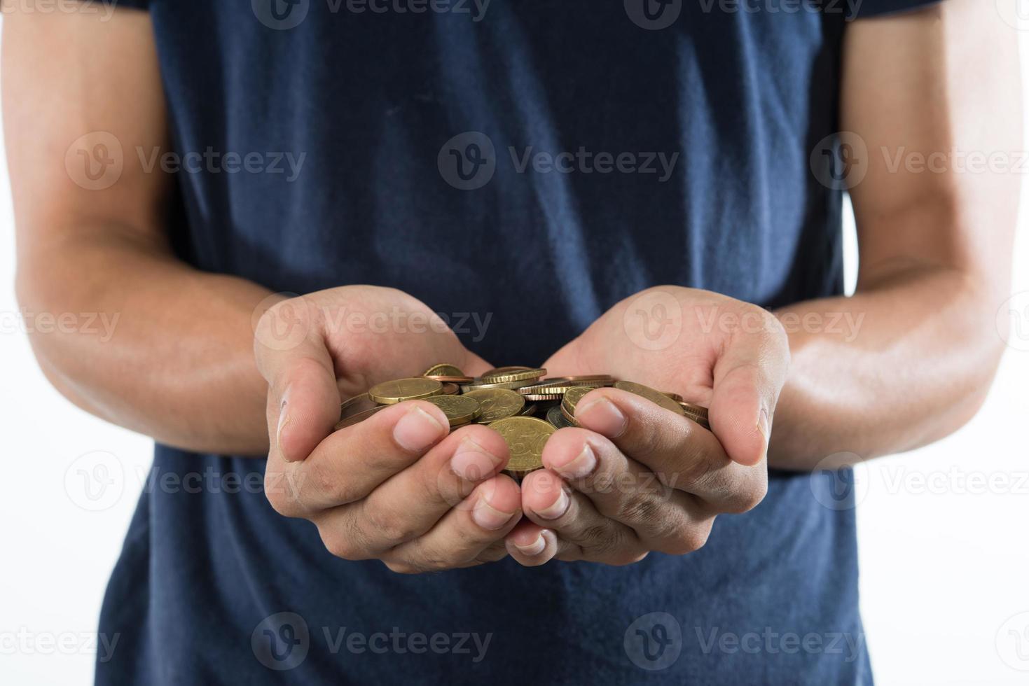 close-up van handen met munten op witte achtergrond foto