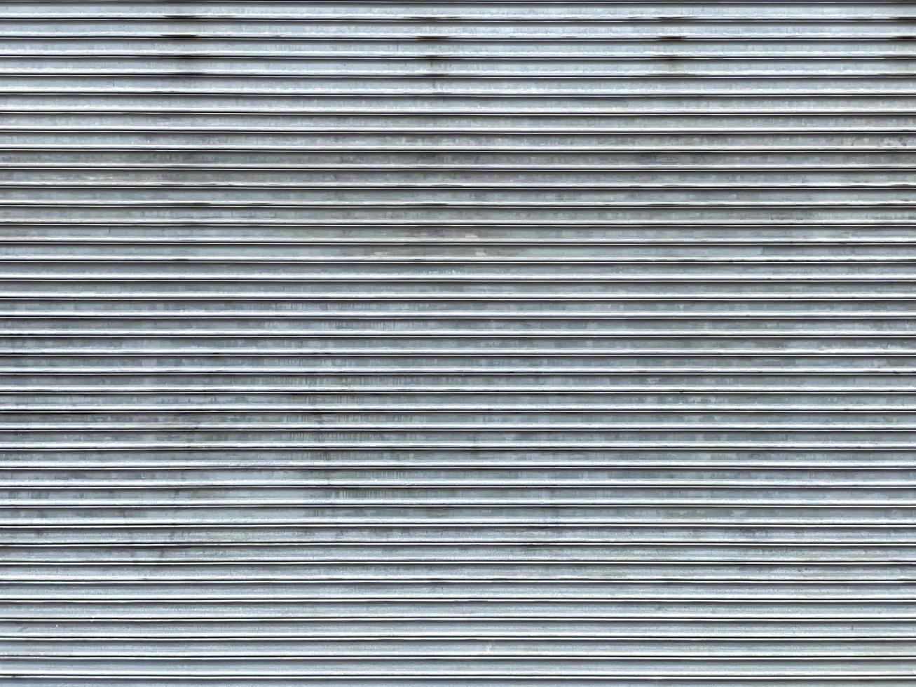 een grijze metalen garagedeur foto