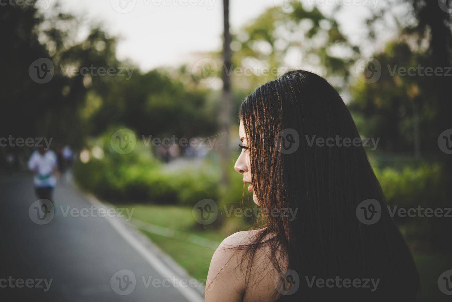 jong mooi meisje triest staande in het park foto