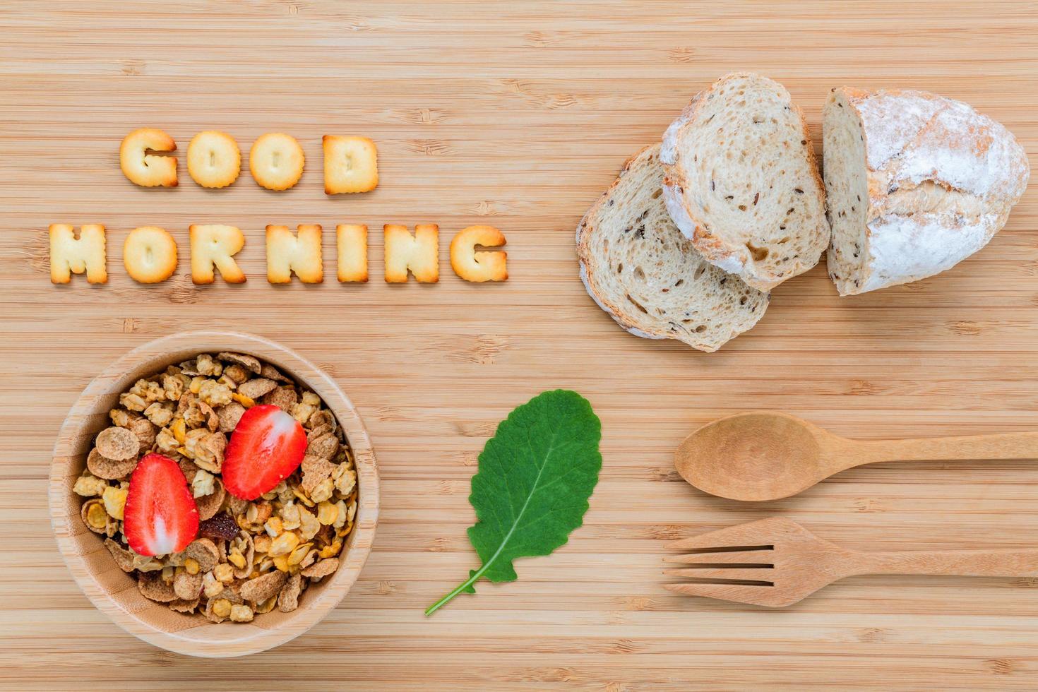goedemorgen concept met ontbijtgranen in een houten kom foto
