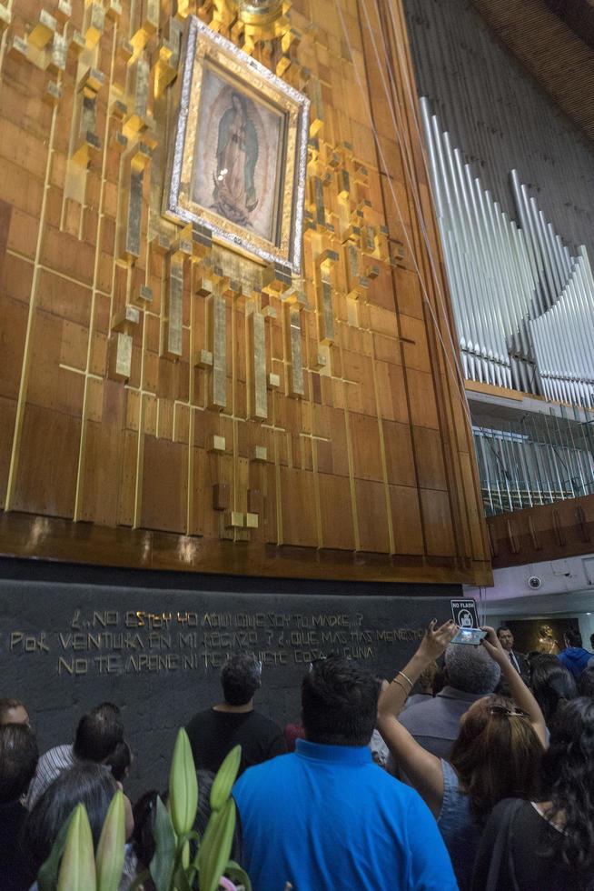 Mexico stad, Mexico - november 4 2017 - pelgrims Bij guadalupe kathedraal foto