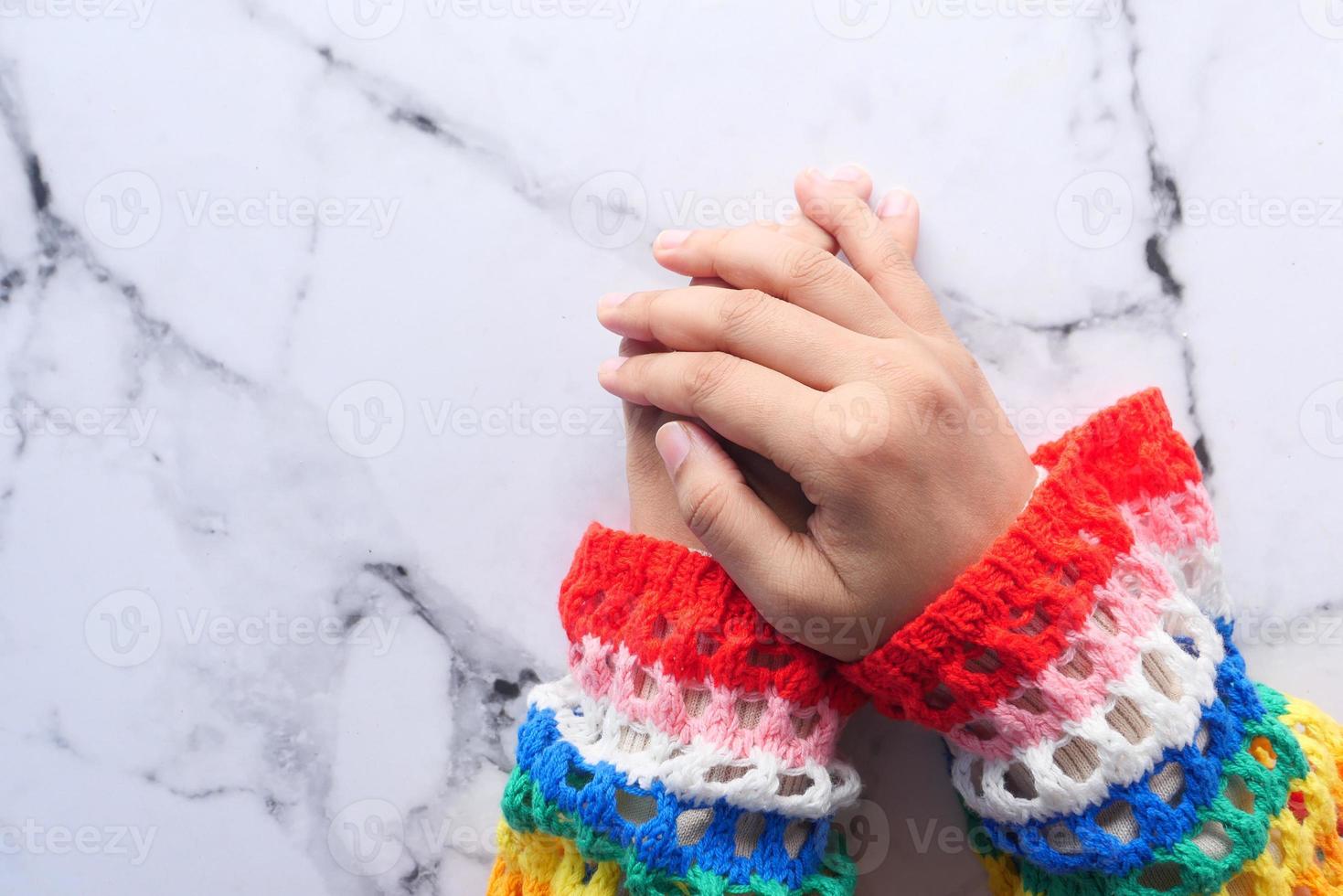 vrouw handen op tegel achtergrond, bovenaanzicht foto