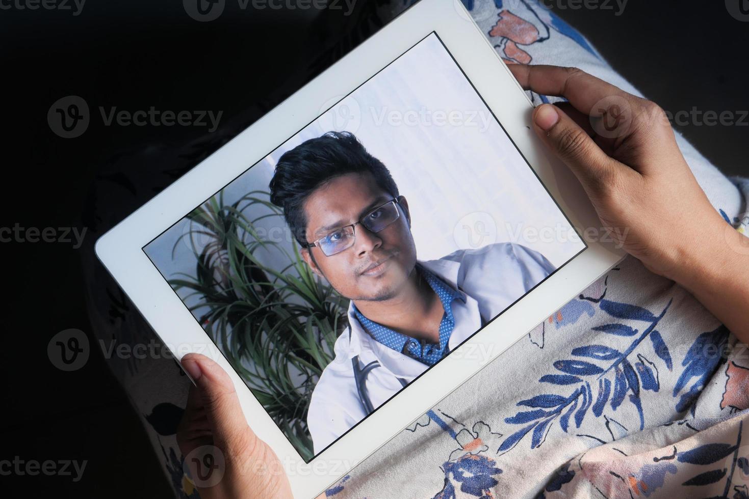 online overleg met arts op digitale tablet foto