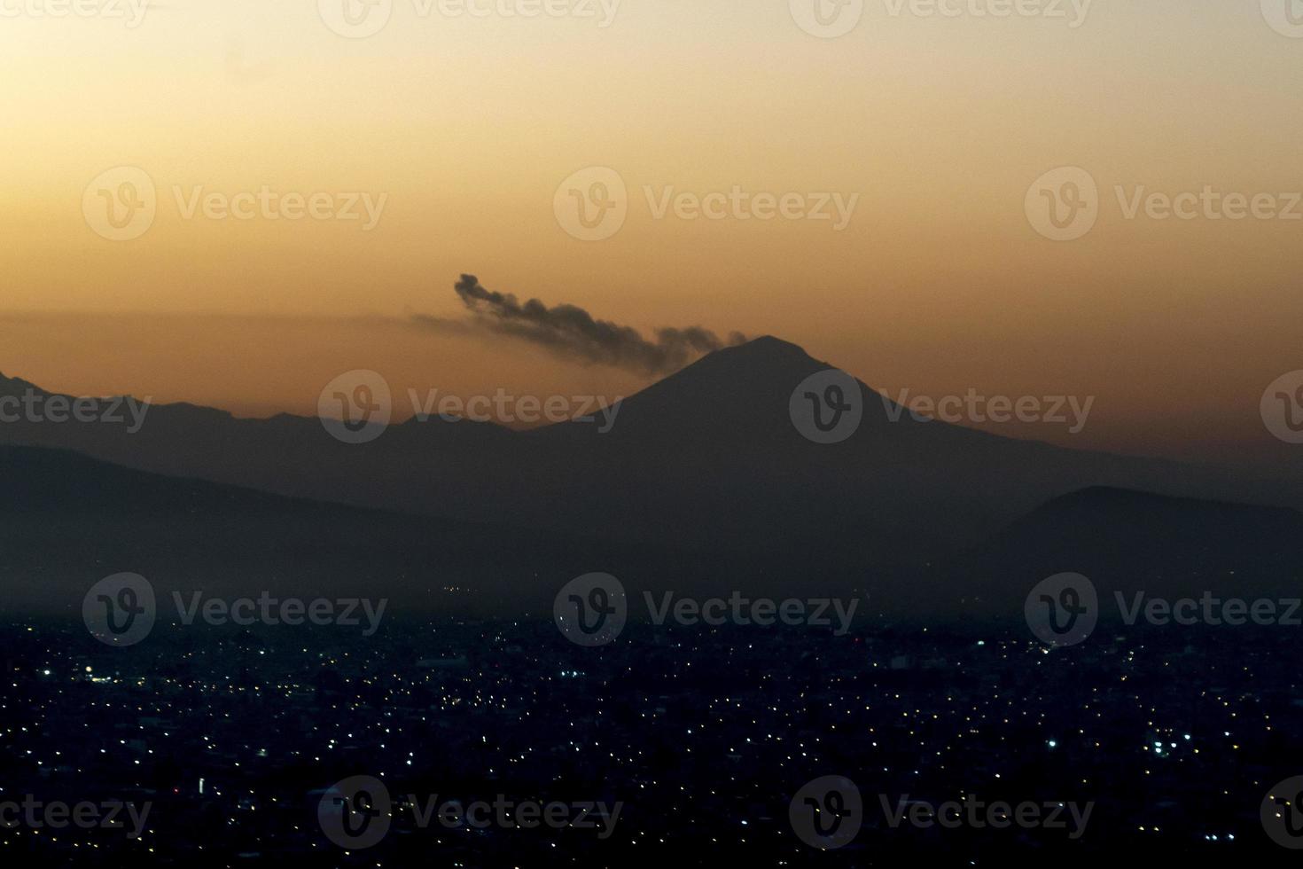 popocatepetl vulkaan uitbarsting in de buurt Mexico stad antenne visie Bij zonsopkomst foto