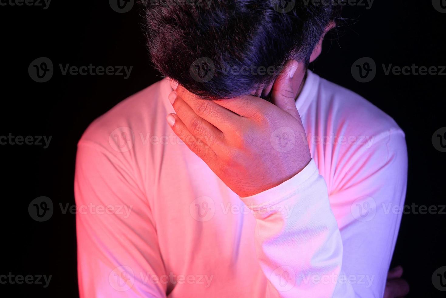 close-up van trieste man die betrekking hebben op gezicht met de hand foto