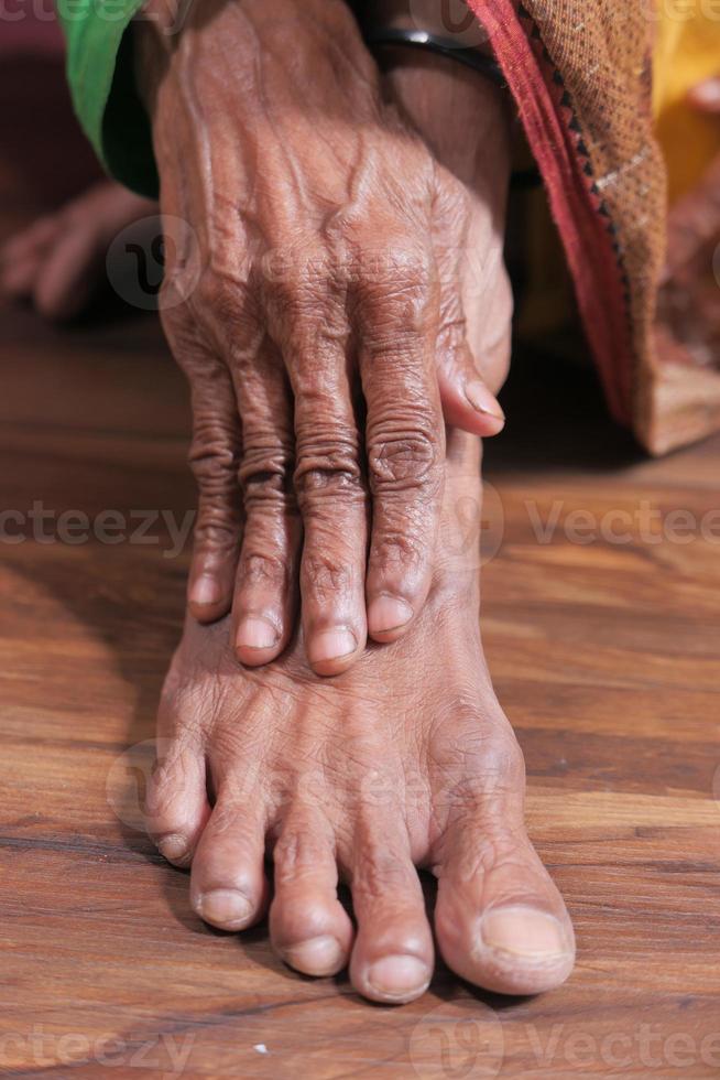 senior vrouw die pijn in gewricht lijdt foto