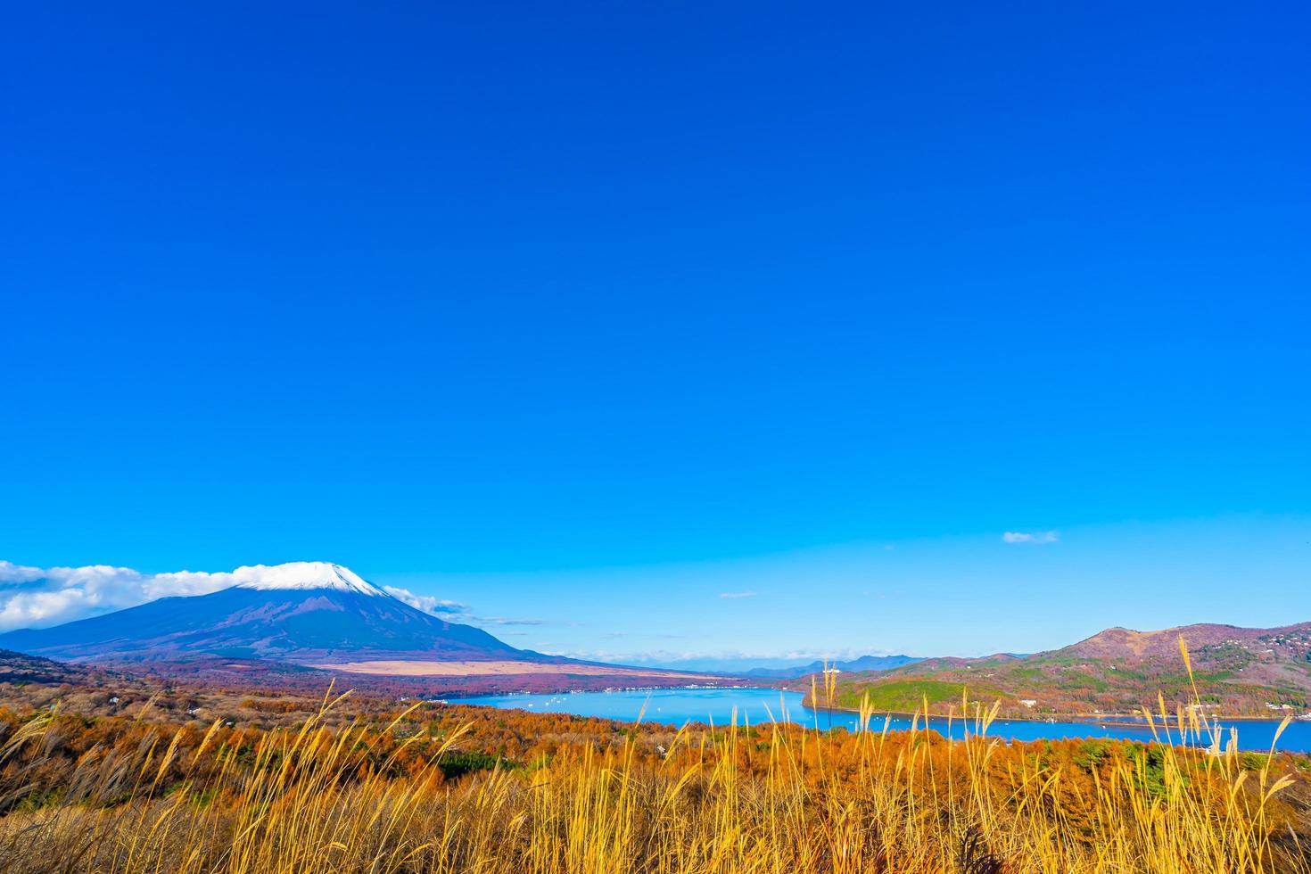 fuji-berg bij yamanakako of yamanaka-meer in japan foto