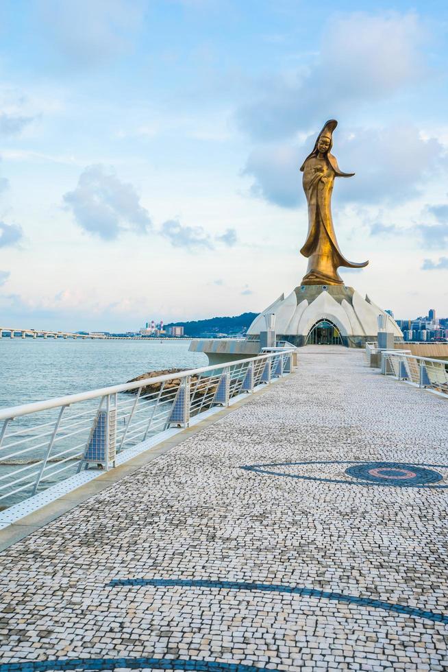 het standbeeld van kun iam in de stad Macau, China foto