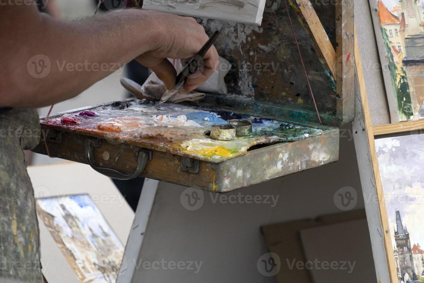 artiest schilder palet terwijl schilderij in Praag foto