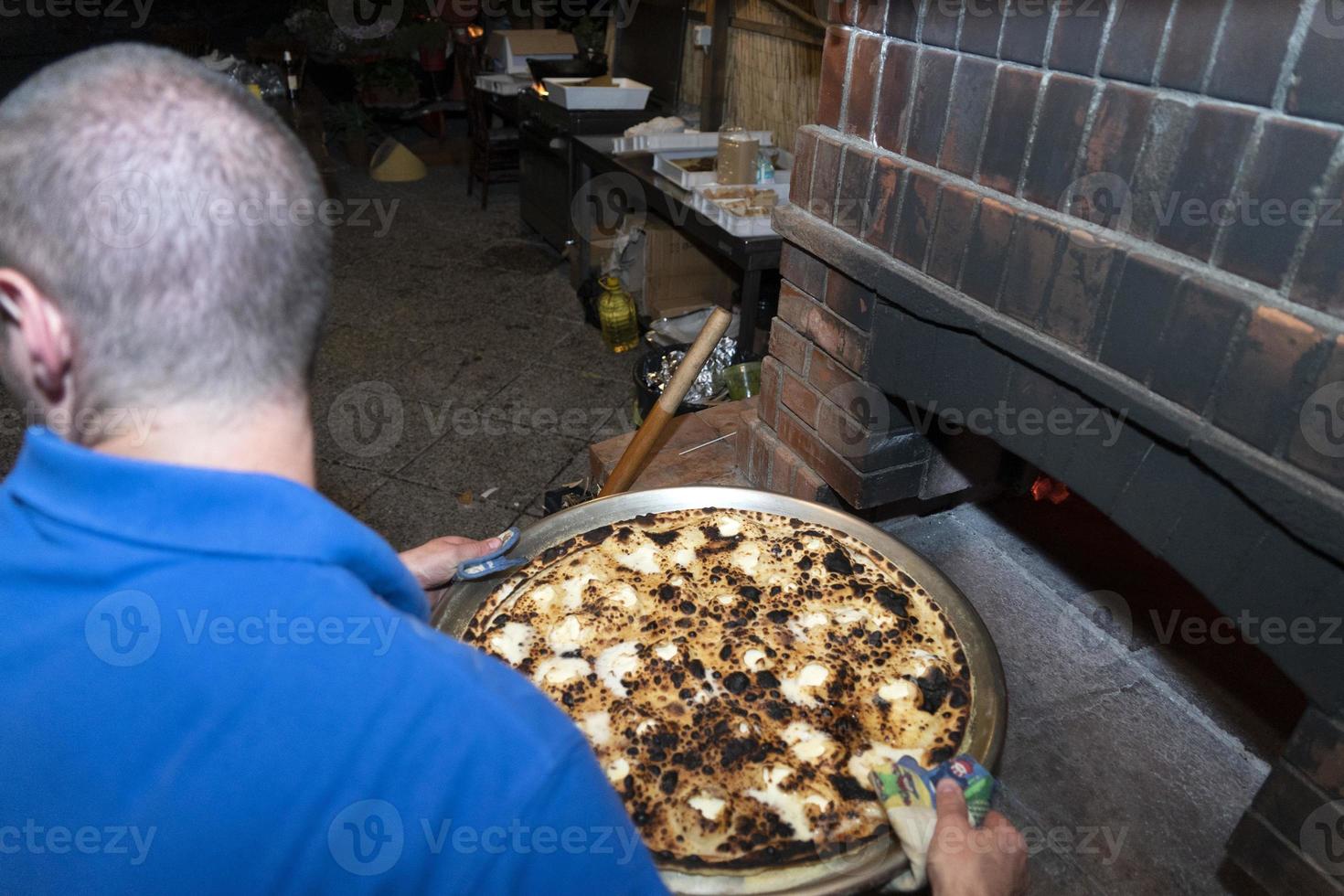 recco focaccia kaas Italiaans vlak brood hout oven gebakken traditioneel bord foto