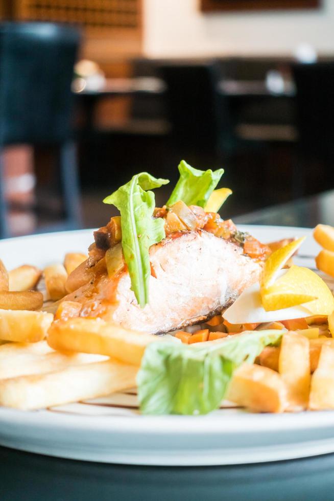 gegrilde zalm steak op een witte plaat foto