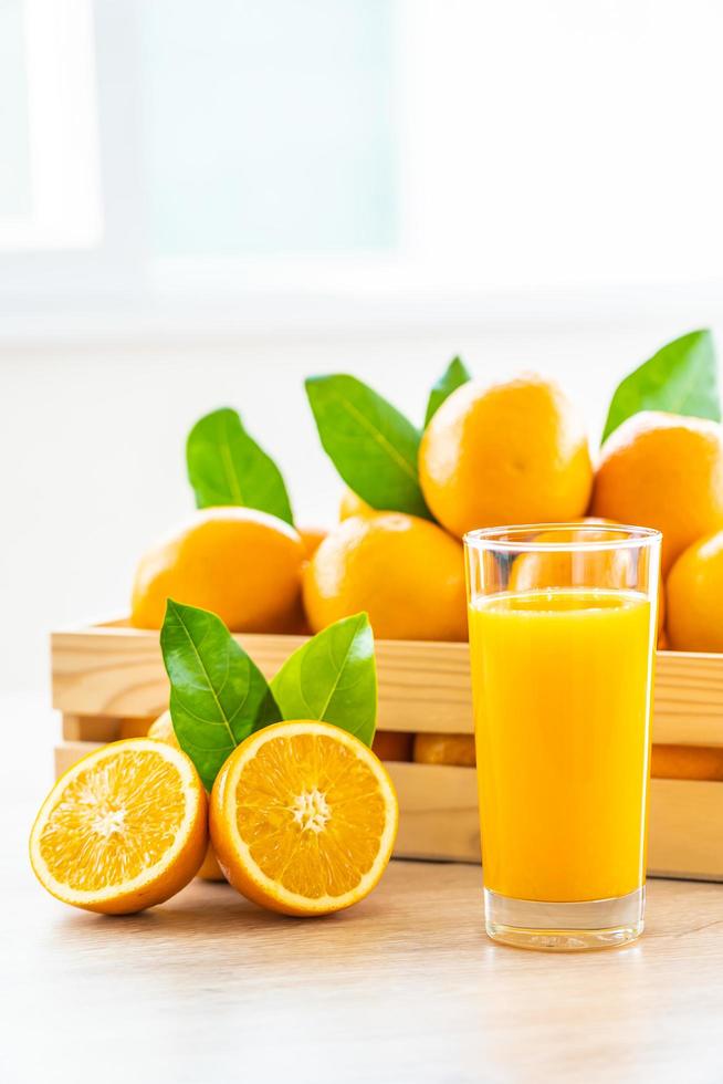 vers sinaasappelsap en sinaasappels foto