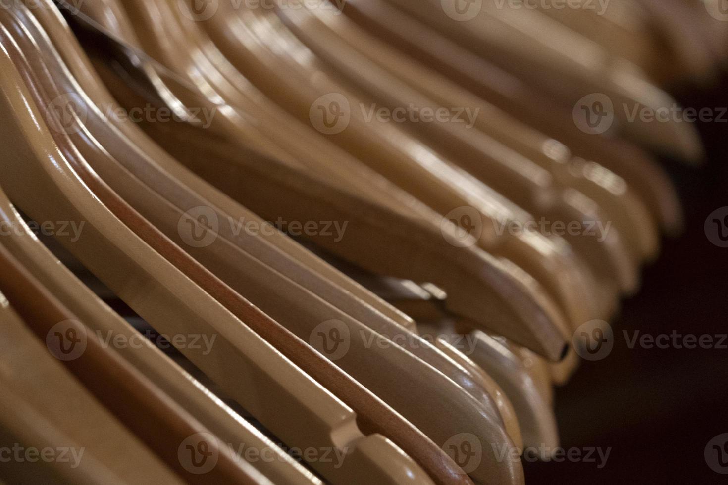 veel houten kleren hangers foto