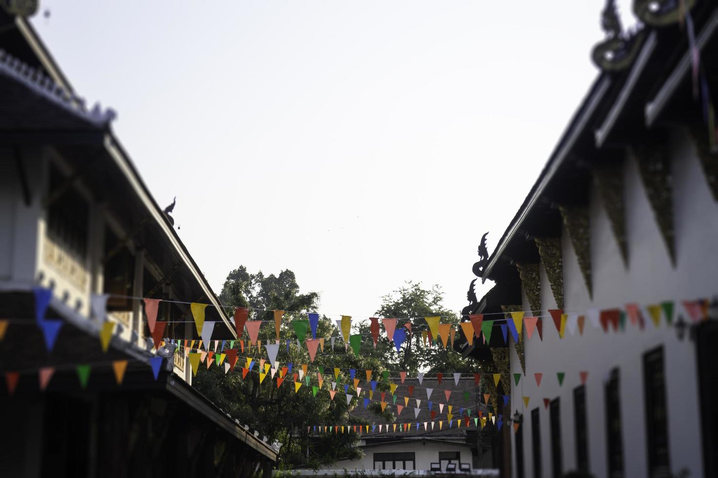 veel vlaggen buiten een Thaise openbare tempel foto