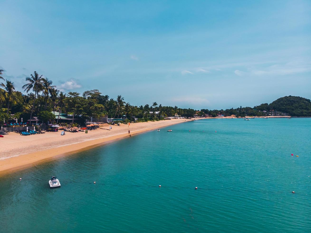 luchtfoto van een prachtig tropisch strand foto