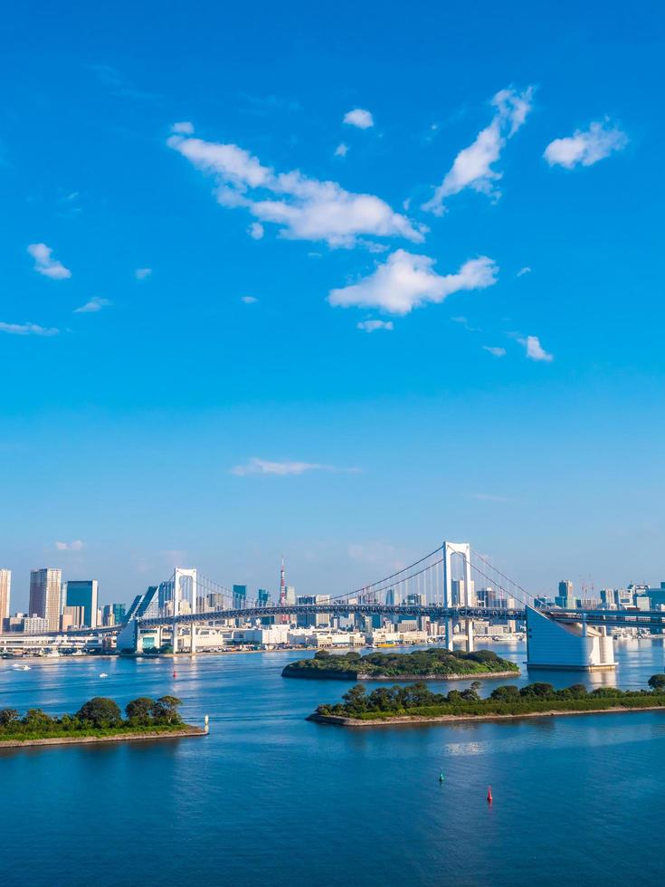 mooie cityscape met regenboogbrug in de stad van tokyo, japan foto