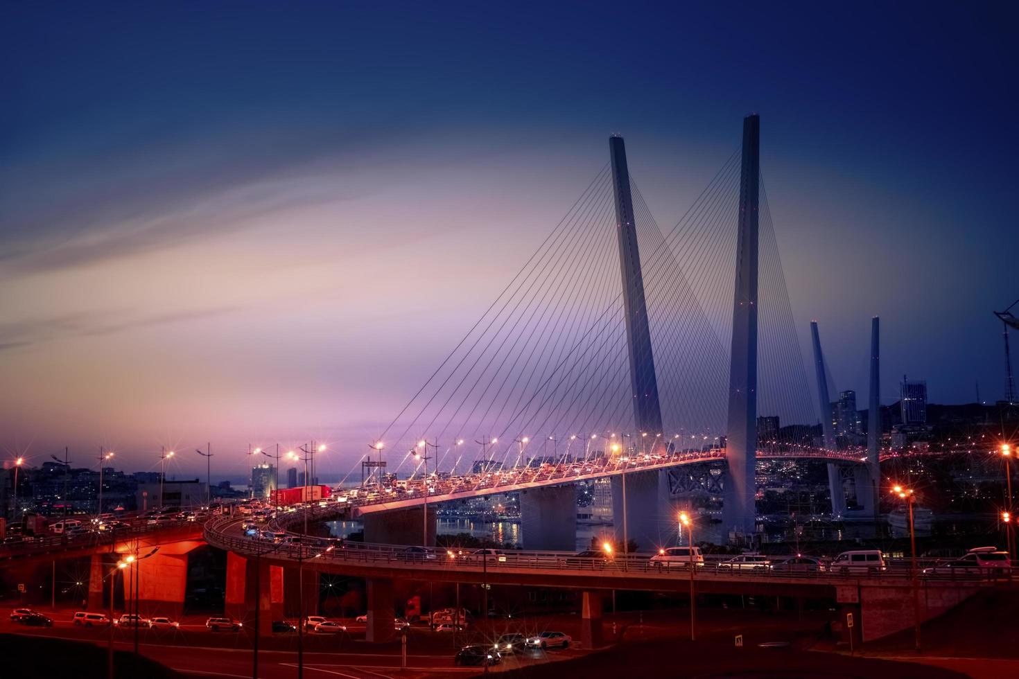 nachtcityscape met zolotoy-brug in Vladivostok, Rusland foto