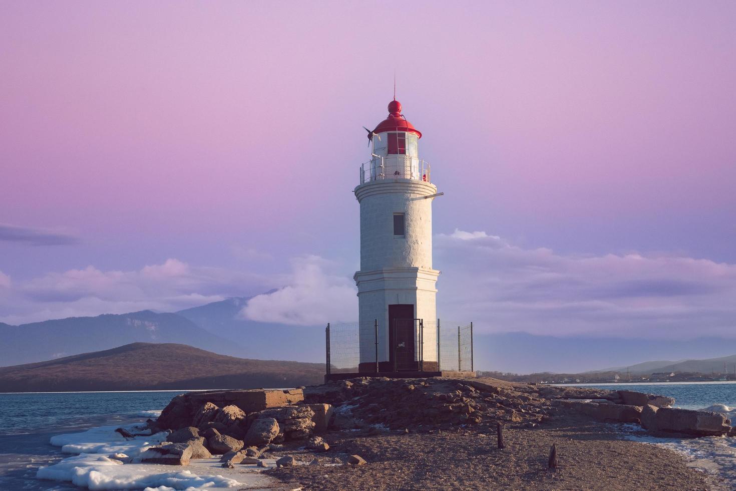 tokarev vuurtoren met kleurrijke bewolkte hemel in Vladivostok, Rusland foto