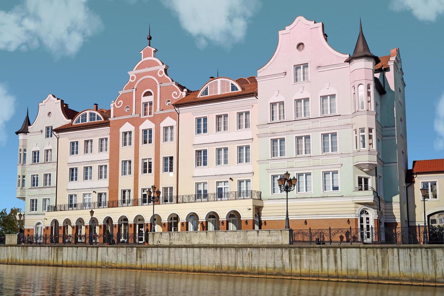 kleurrijk gebouw op de pregolya-rivier in kaliningrad, rusland foto