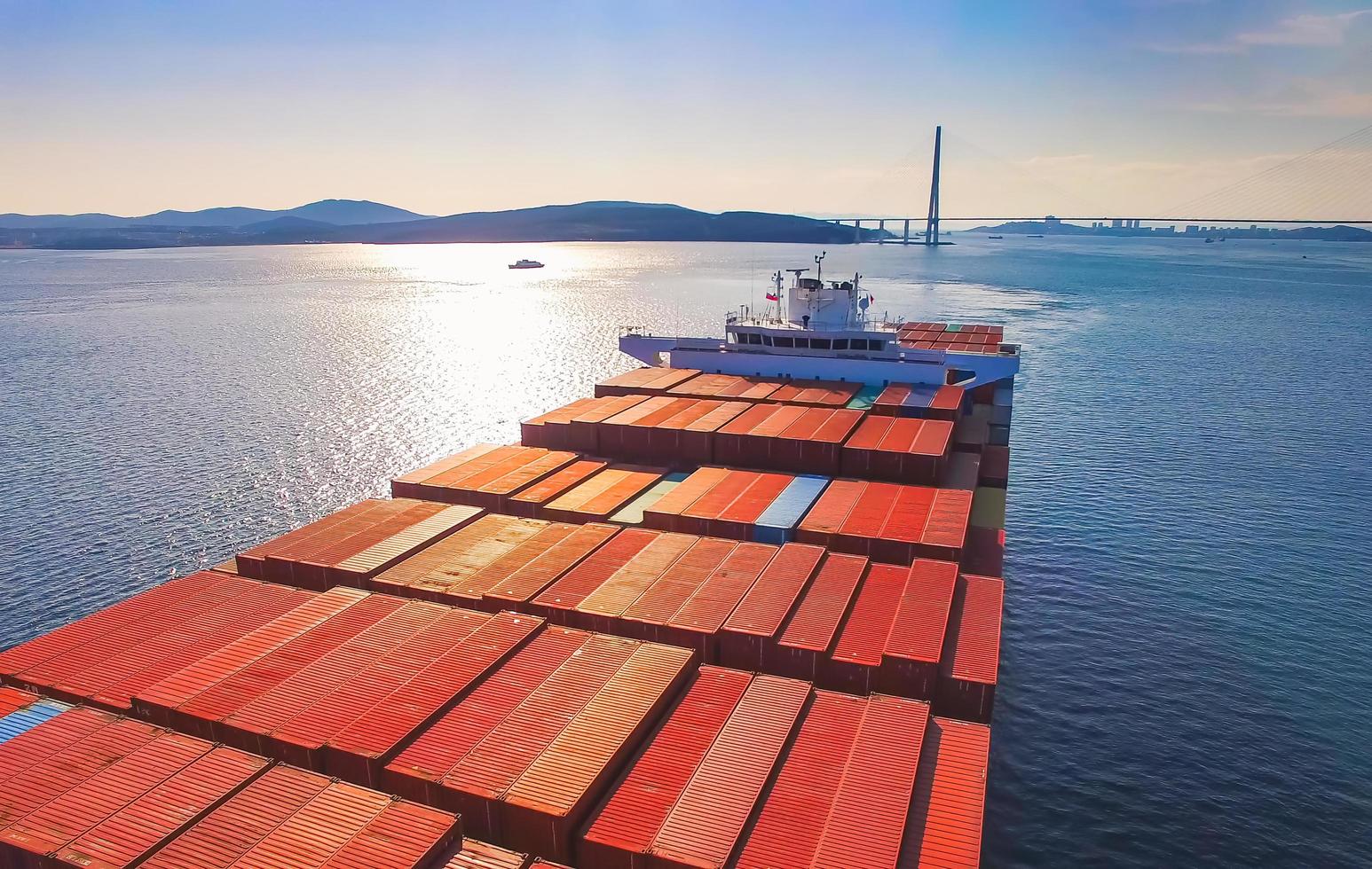 verankerd containerschip in de haven in rede in Vladivostok, Rusland foto