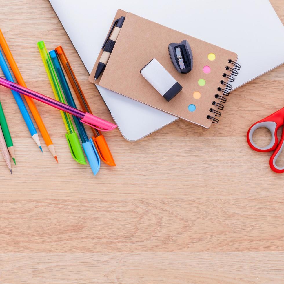 bovenaanzicht van schoolbenodigdheden op hout foto