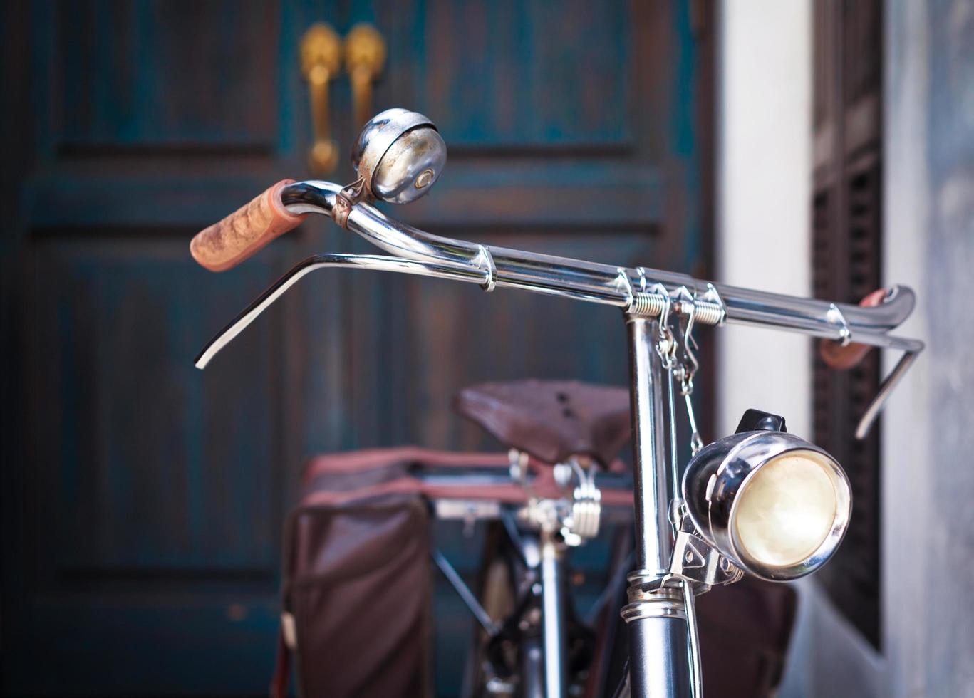 vintage fiets bij een deur foto