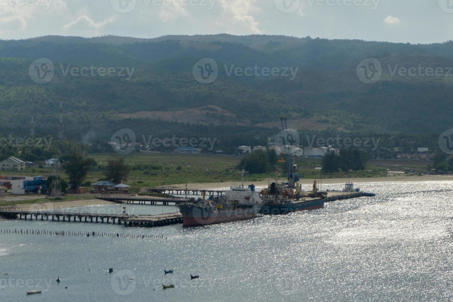 een schip verankerd Bij malahayati haven Bij aceh besar Indonesië. lading schip Bij malahayati haven. foto