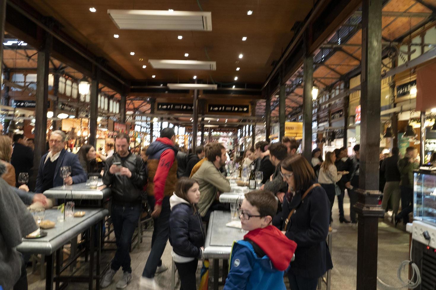 Madrid, Spanje - april 1 2019 - de markt van san miguel foto