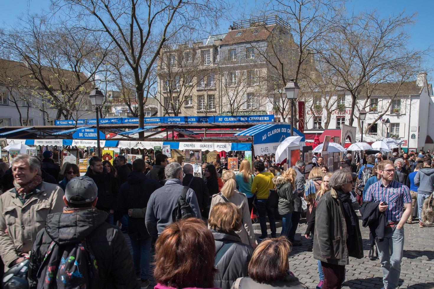 Parijs, Frankrijk - mei 1 2016 - artiest en toerist in montmartre foto