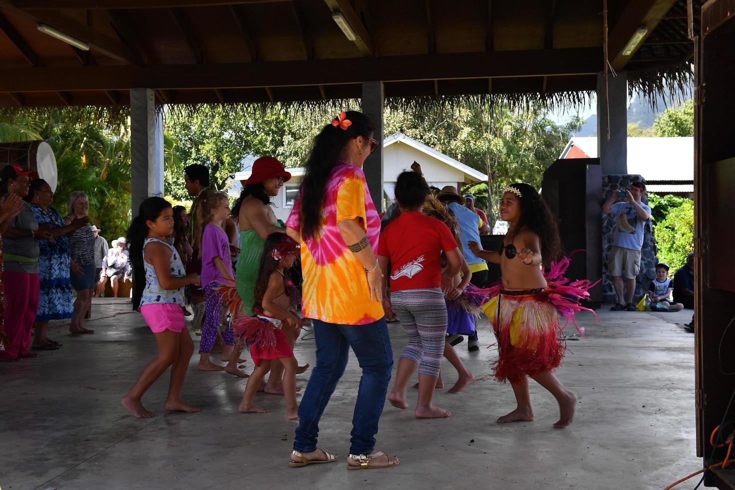 rarotonga, koken eilanden - augustus 19 2017 - toerist en lokale bevolking Bij populair zaterdag markt foto