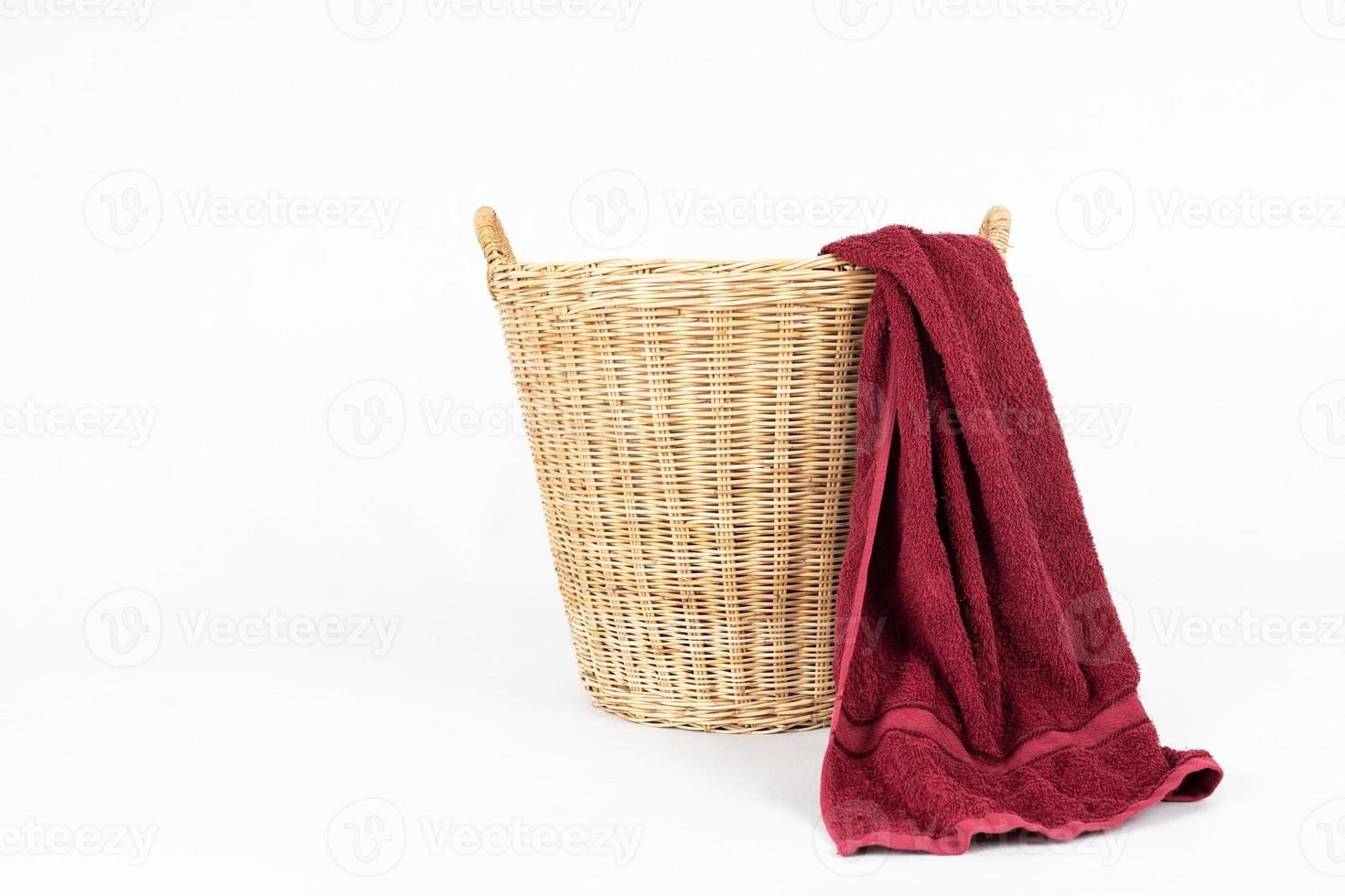 rode handdoek en mand geïsoleerd op een witte achtergrond foto