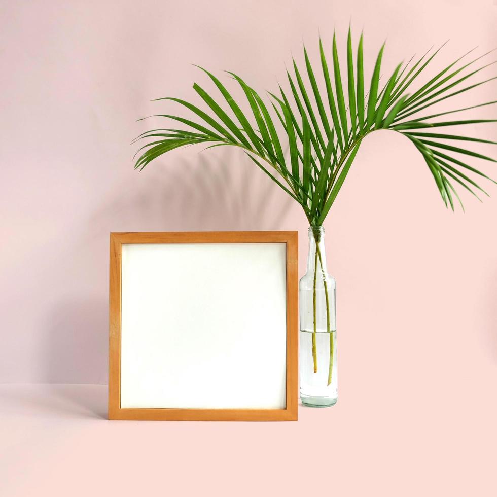 leeg frame met plant op roze achtergrond foto