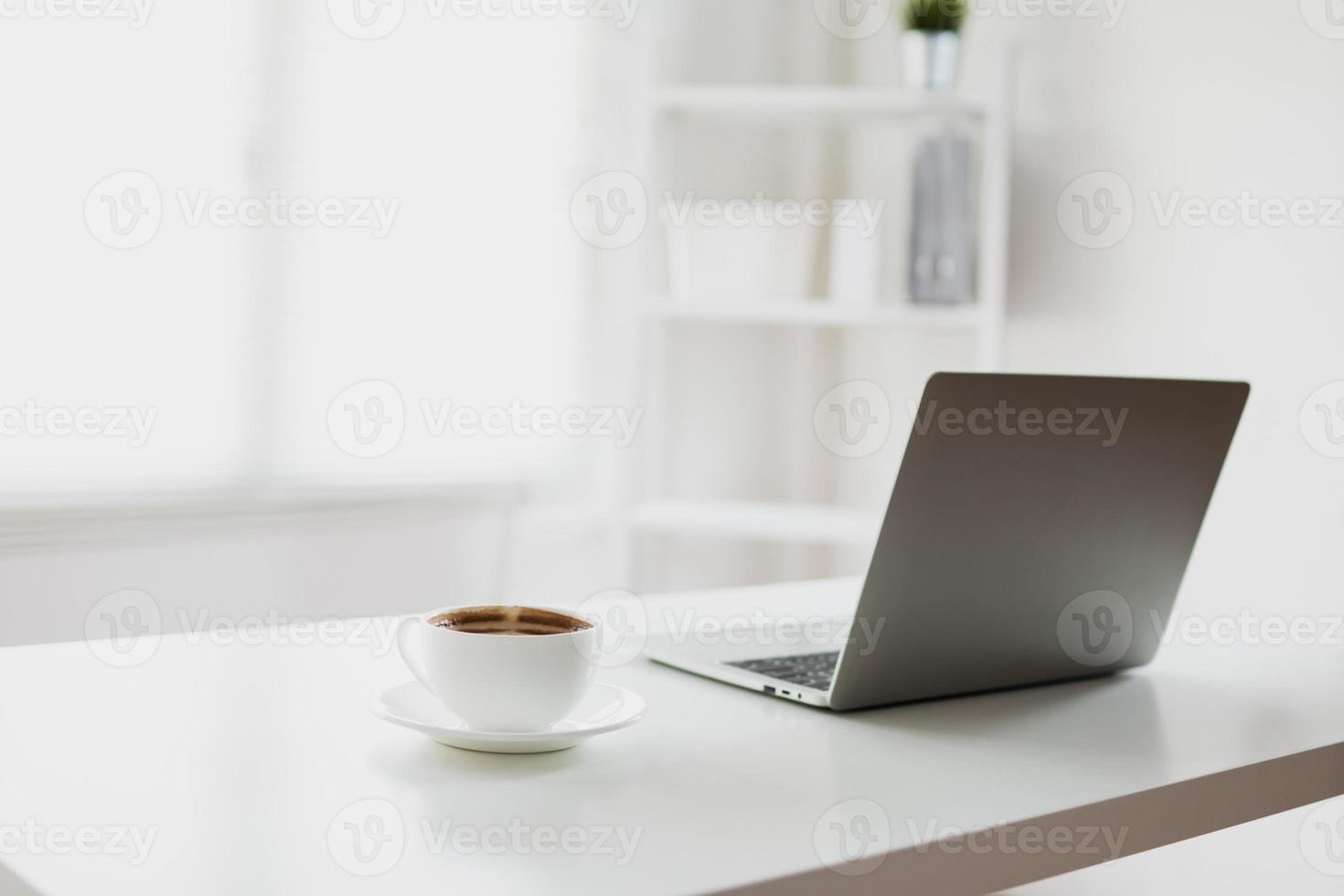 koffie en een laptop foto