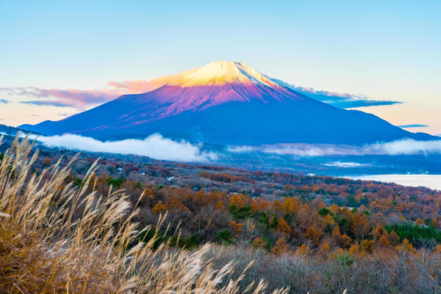 fuji-berg bij het yamanakako of yamanaka-meer in japan foto