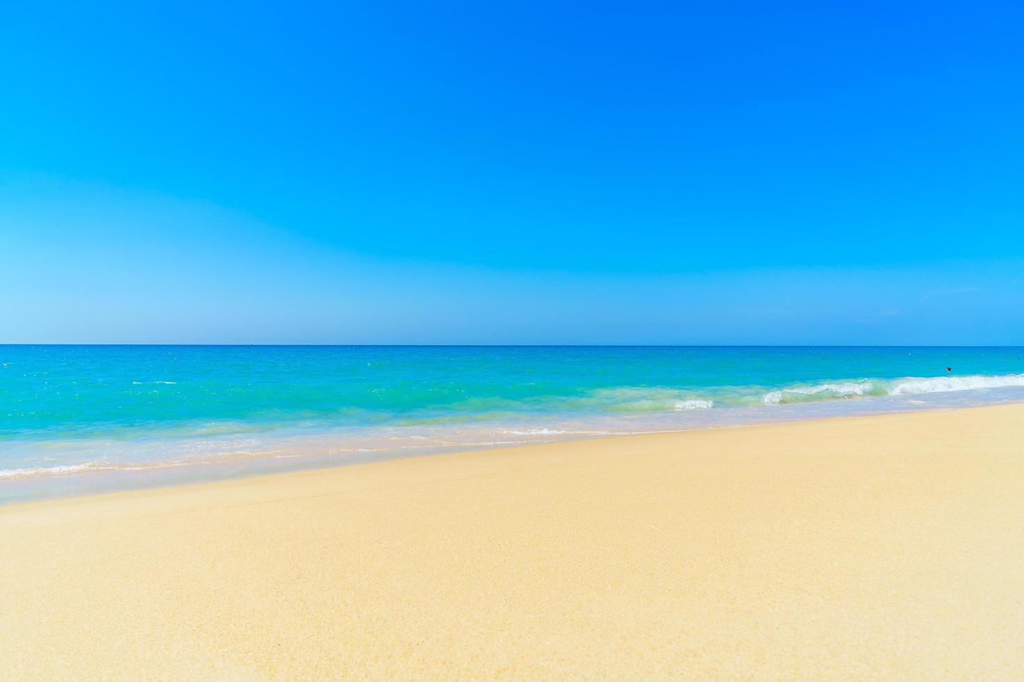 mooi strand en blauwe lucht foto