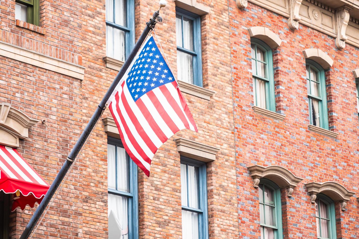 Amerikaanse vlag op een bakstenen gebouw foto