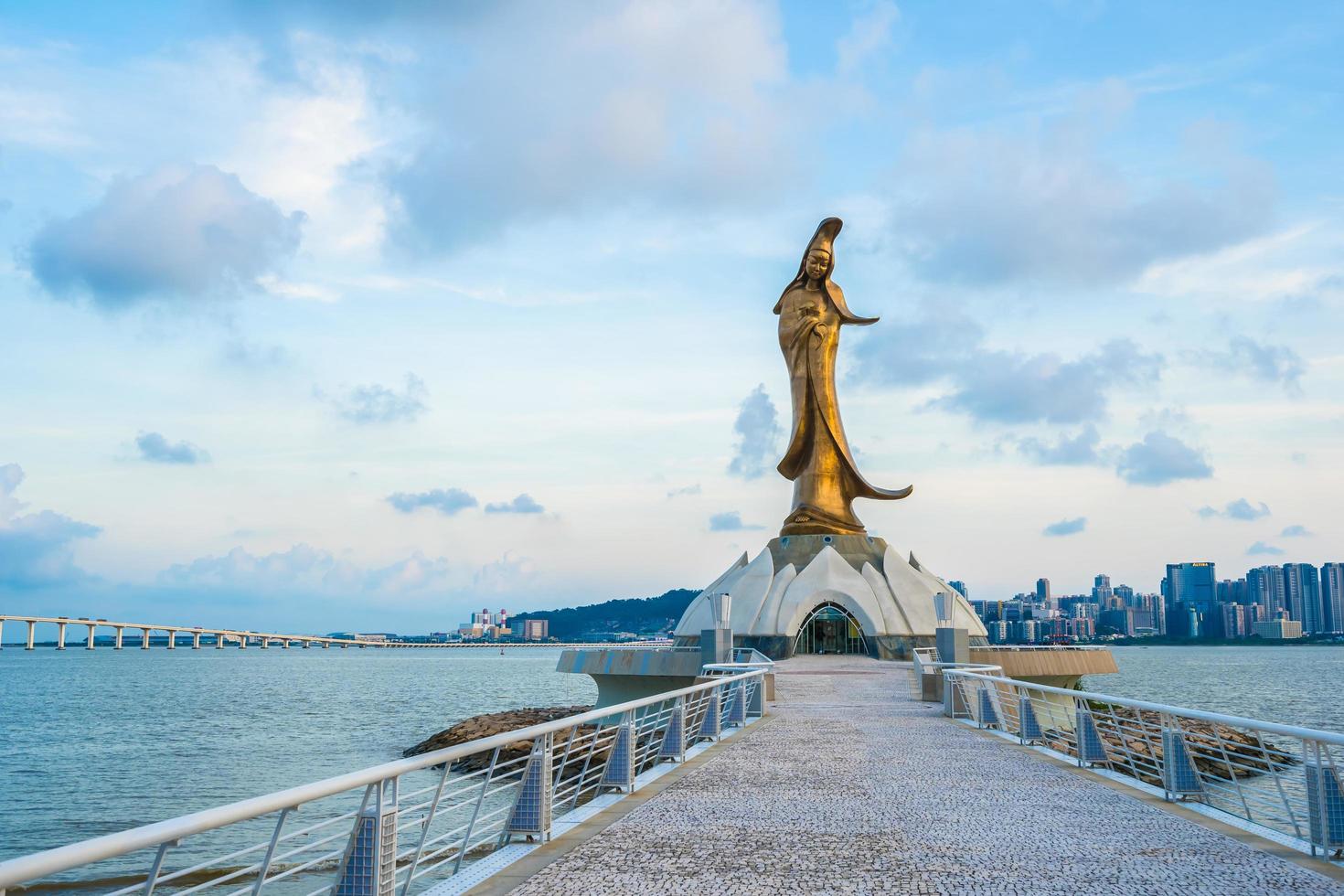 het standbeeld van kun iam in de stad Macau, China foto