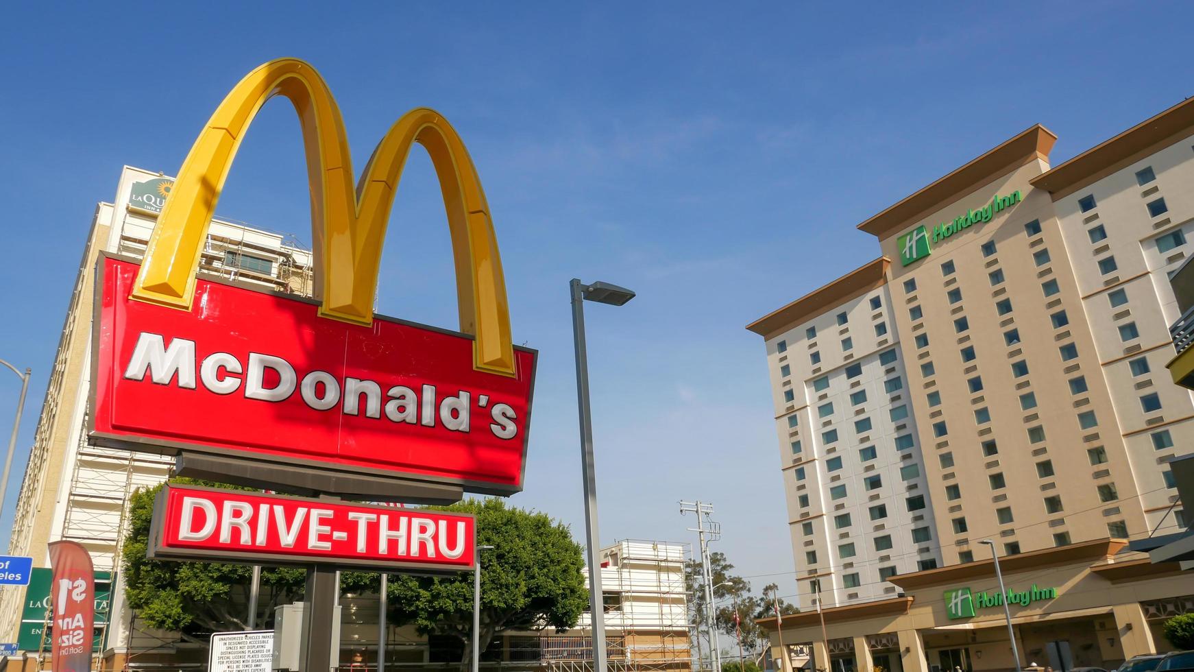 mcdonald's bord met hotels op de achtergrond in los angeles, californië foto
