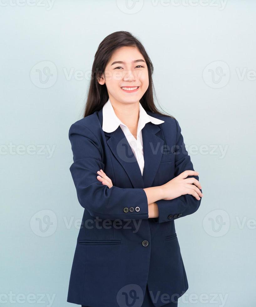 tiener- meisje lang haar- is staand met haar armen gekruiste foto