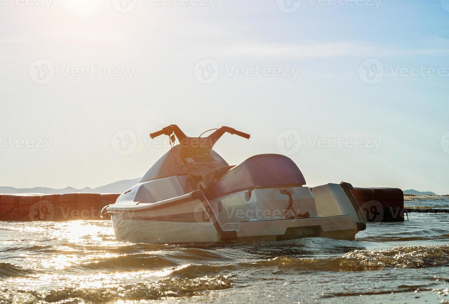 Jet ski geparkeerd Aan de zee foto