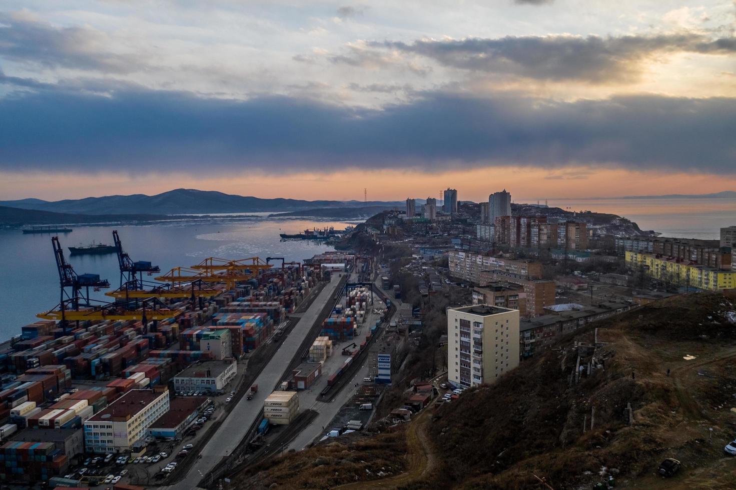 luchtfoto van de commerciële scheepvaarthaven in Vladivostok, Rusland foto