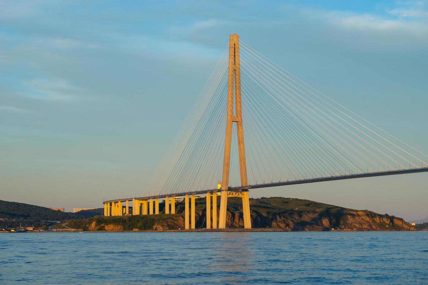 zeegezicht van gouden hoornbaai en de zolotoy-brug met bewolkte blauwe hemel in Vladivostok, Rusland foto