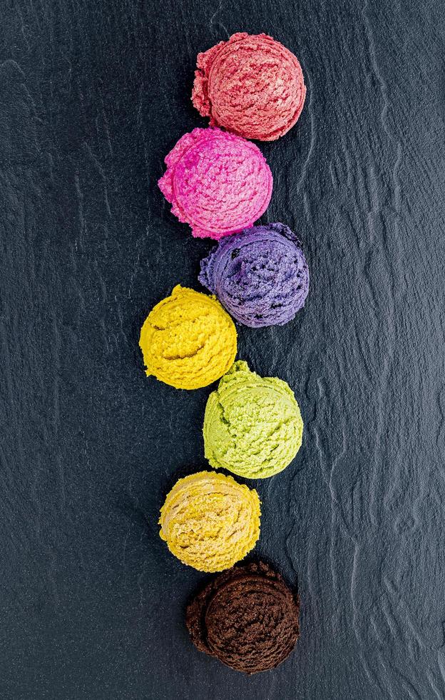 kleurrijke bolletjes ijs foto